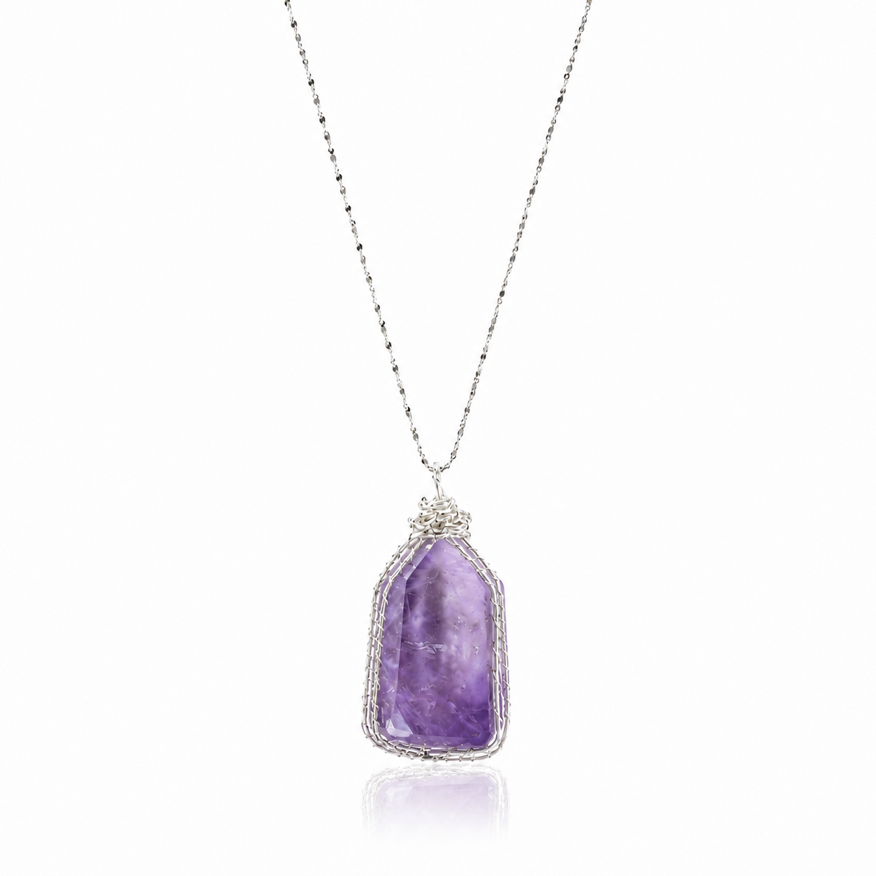 Amethyst Necklace｜Handmade Jewelry with a Amethyst pendant on a white background