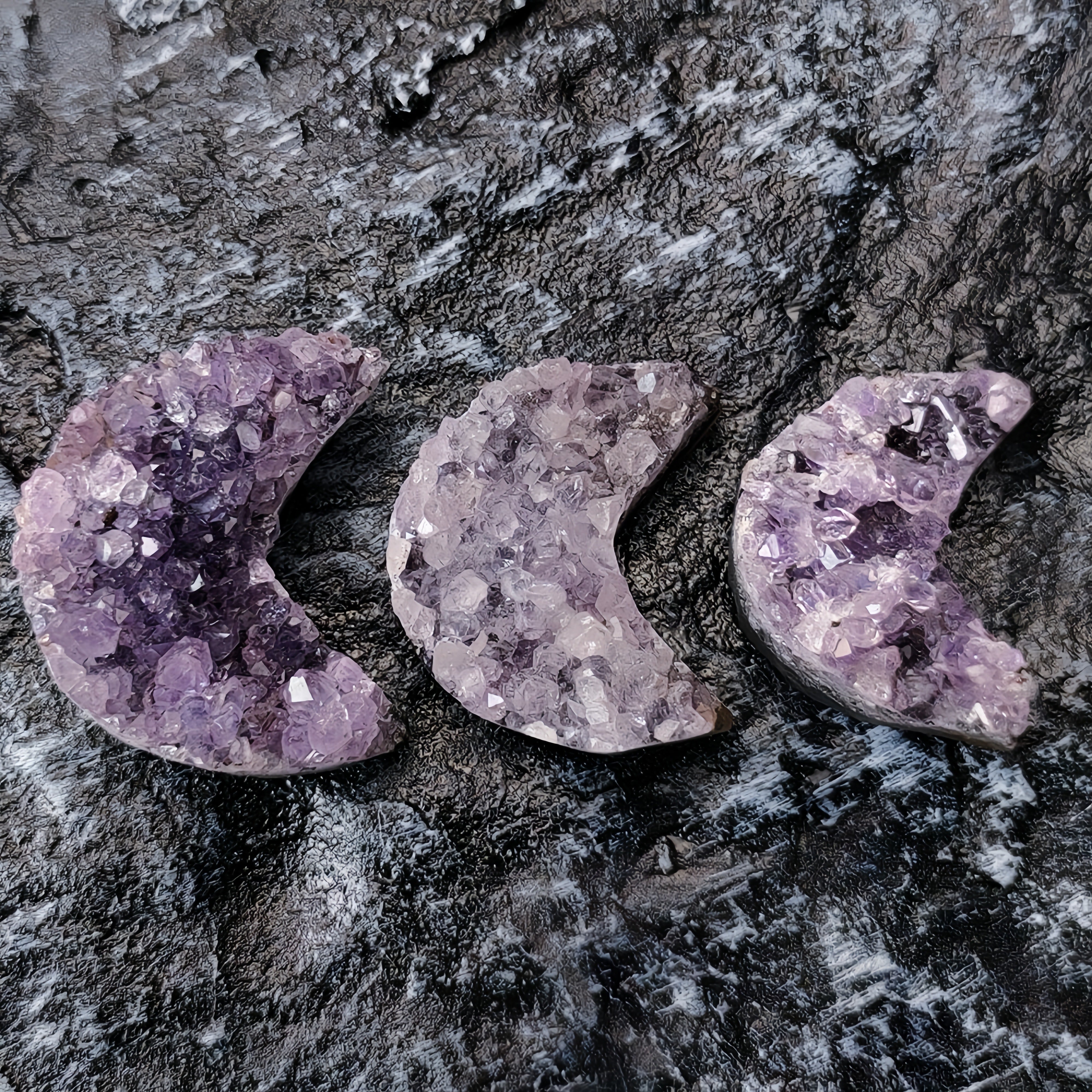 Natural Amethyst Cluster Crescent Moon｜Healing Crystal & Home Decor - Auratract